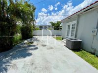 Buy cottage in Miami Beach, USA 592m2 price 899 000€ elite real estate ID: 108710 6